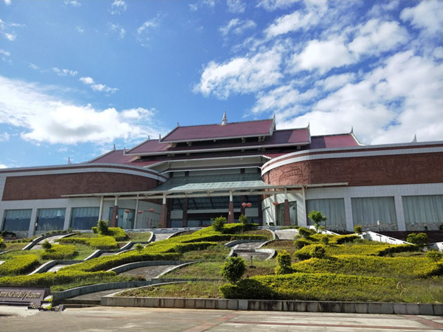 西雙版納民族博物館設(shè)計(jì)占地2萬(wàn)多平，展廳設(shè)計(jì)面積4300平方米